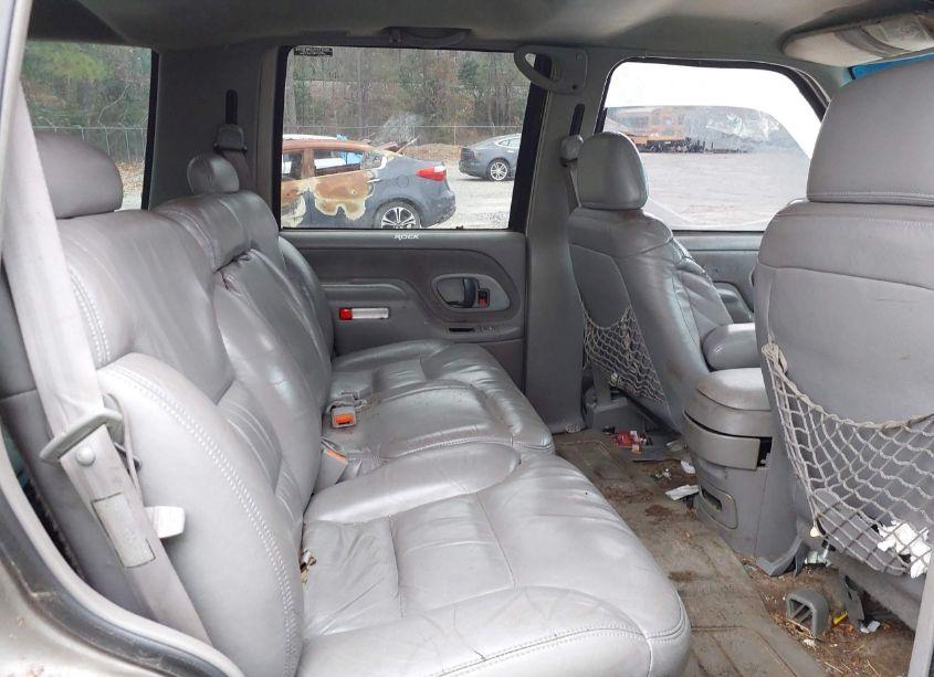 Photo 8 of 1999 Chevrolet Tahoe LT (VIN 1GNEC13R9XR150344)