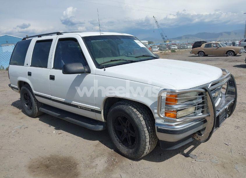 1999 Chevrolet Tahoe LT (VIN 1GNEC13RXXJ351815) main photo