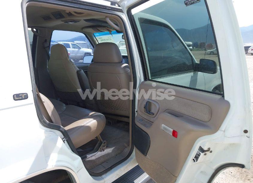 Photo 8 of 1999 Chevrolet Tahoe LT (VIN 1GNEC13RXXJ351815)