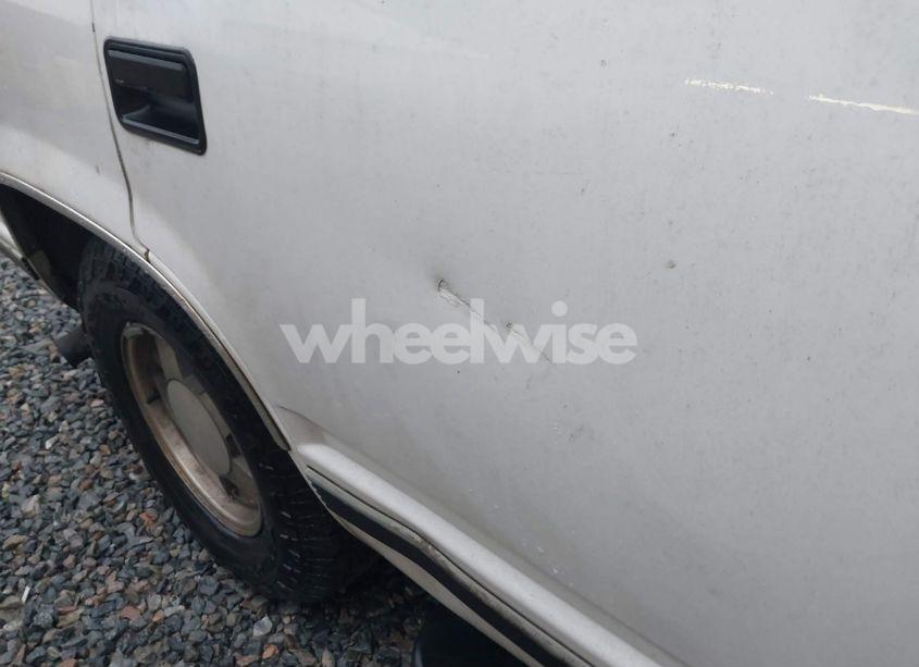 Photo 13 of 1999 Chevrolet Tahoe LT (VIN 1GNEC13RXXR101766)