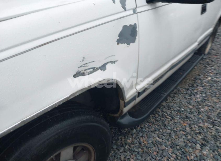 Photo 6 of 1999 Chevrolet Tahoe LT (VIN 1GNEC13RXXR101766)