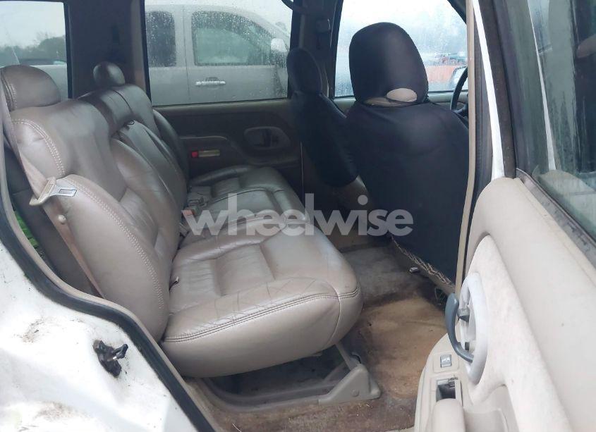 Photo 8 of 1999 Chevrolet Tahoe LT (VIN 1GNEC13RXXR101766)