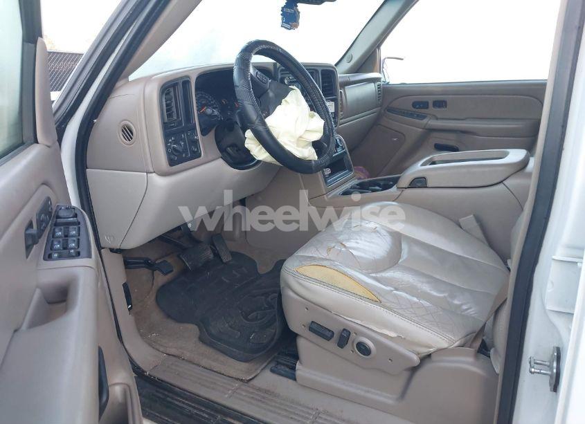 Photo 5 of 2005 Chevrolet Tahoe LT (VIN 1GNEC13T05J219574)