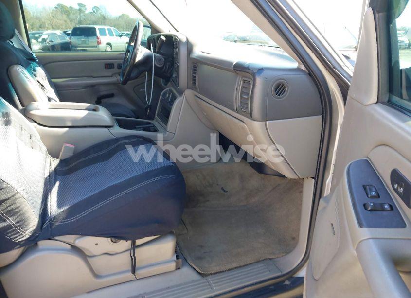 Photo 5 of 2005 Chevrolet Tahoe LT (VIN 1GNEC13T05R127821)