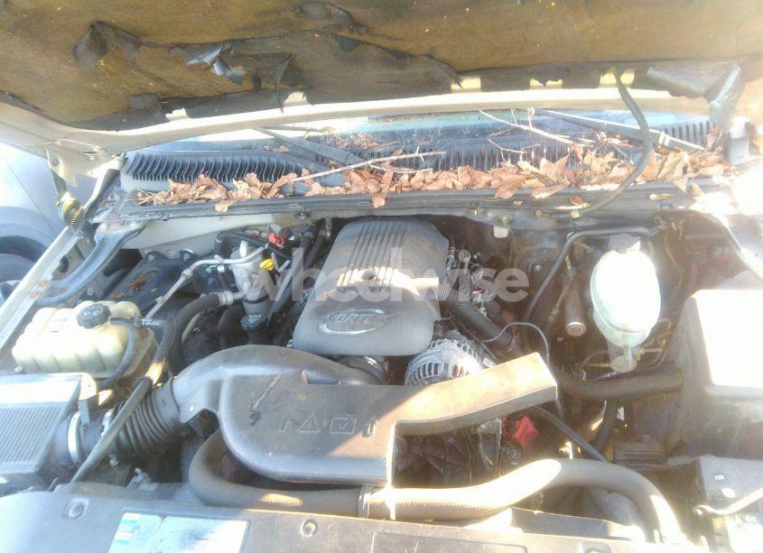 Photo 10 of 2005 Chevrolet Tahoe LS (VIN 1GNEC13T15J157358)