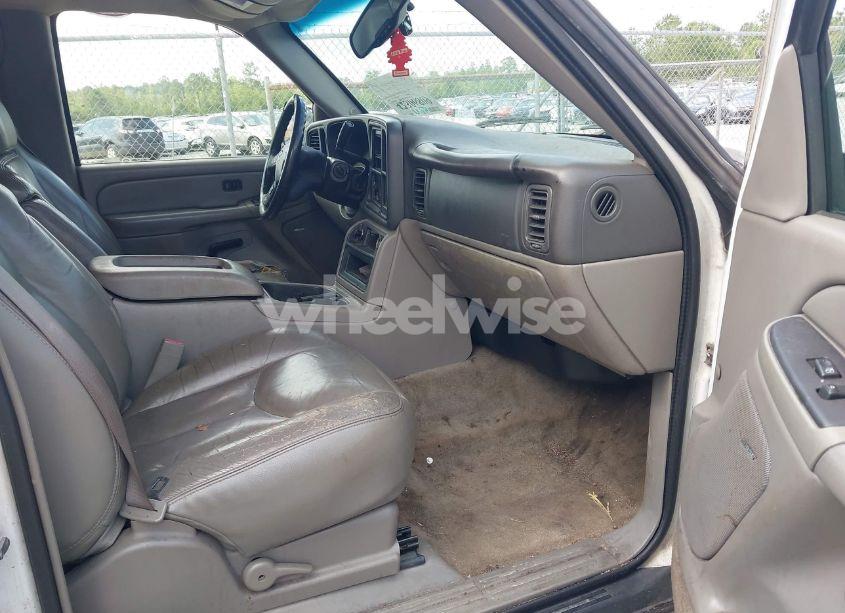 Photo 5 of 2005 Chevrolet Tahoe LS (VIN 1GNEC13T15J198864)