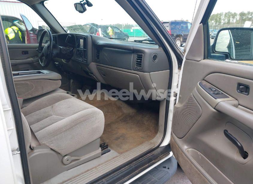 Photo 5 of 2005 Chevrolet Tahoe LS (VIN 1GNEC13T25R221733)