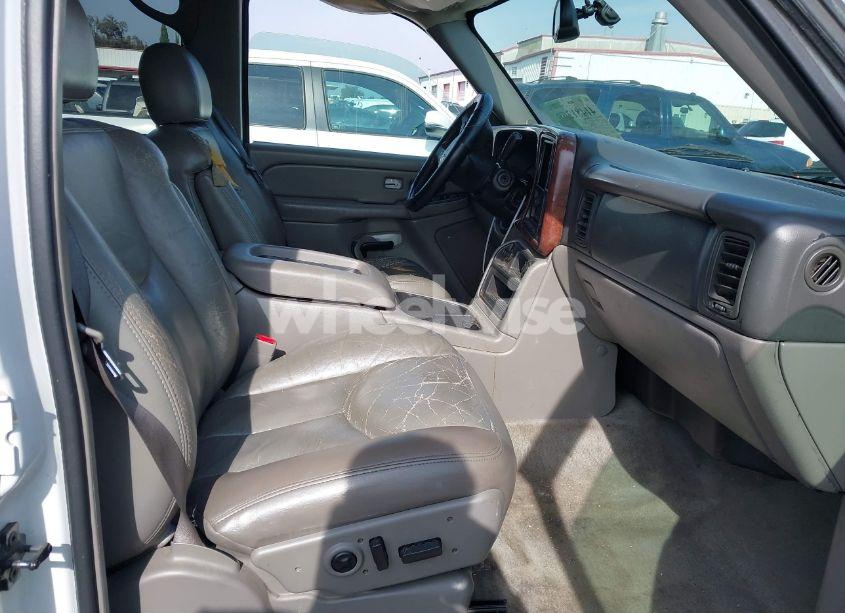 Photo 5 of 2004 Chevrolet Tahoe LT (VIN 1GNEC13T34R142456)