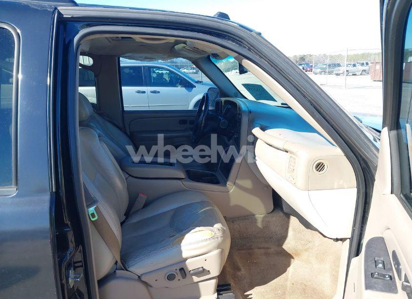 Photo 5 of 2005 Chevrolet Tahoe LT (VIN 1GNEC13T35J149519)