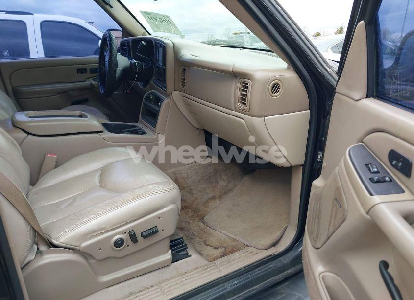 Photo 5 of 2005 Chevrolet Tahoe LT (VIN 1GNEC13T45R181817)