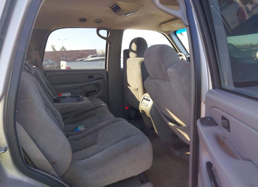 Photo 8 of 2005 Chevrolet Tahoe LS (VIN 1GNEC13T45R272120)