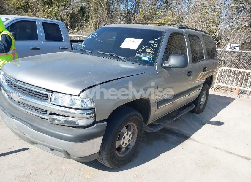 Photo 2 of 2001 Chevrolet Tahoe LS (VIN 1GNEC13T61R208266)