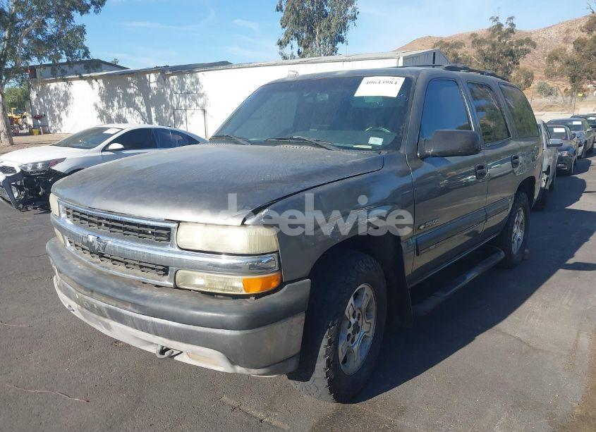 Photo 2 of 2001 Chevrolet Tahoe LS (VIN 1GNEC13T71R152340)