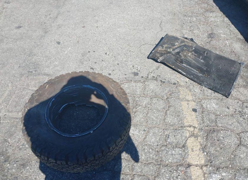 Photo 12 of 2005 Chevrolet Tahoe LS (VIN 1GNEC13T75R167636)