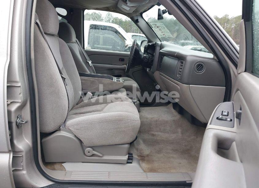 Photo 5 of 2005 Chevrolet Tahoe LS (VIN 1GNEC13T75R225390)