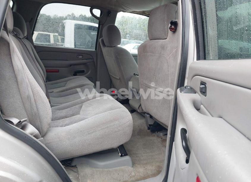 Photo 8 of 2005 Chevrolet Tahoe LS (VIN 1GNEC13T75R225390)