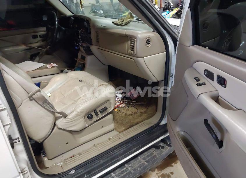 Photo 5 of 2001 Chevrolet Tahoe LT (VIN 1GNEC13T81J165371)