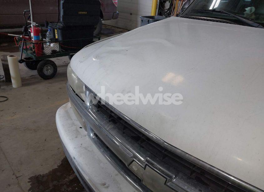 Photo 6 of 2001 Chevrolet Tahoe LT (VIN 1GNEC13T81J165371)