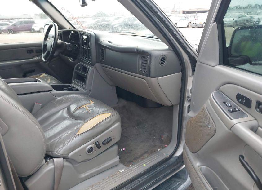 Photo 5 of 2005 Chevrolet Tahoe LT (VIN 1GNEC13T85J179762)