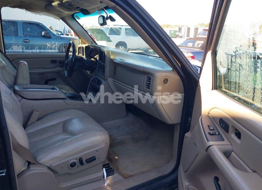 Photo 5 of 2005 Chevrolet Tahoe LT (VIN 1GNEC13T85J189143)