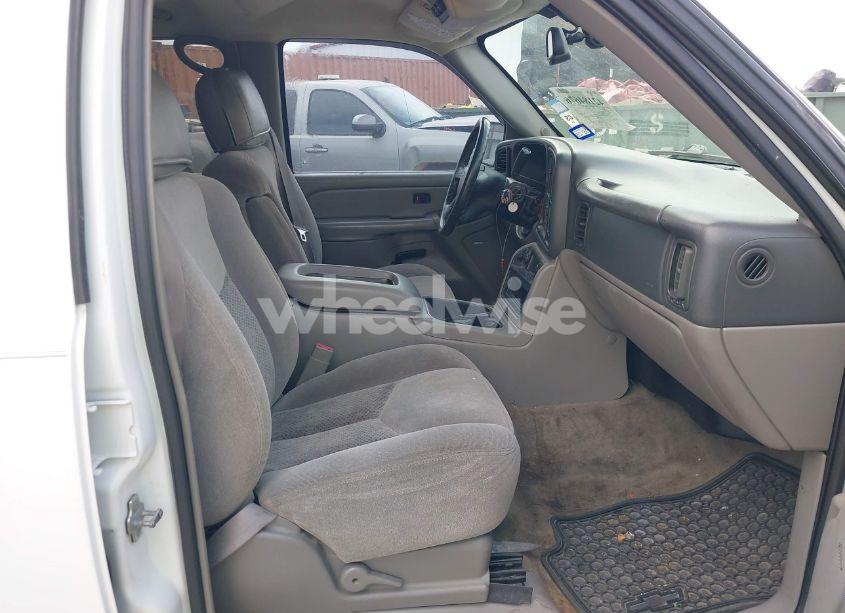 Photo 5 of 2005 Chevrolet Tahoe LS (VIN 1GNEC13T85R170559)