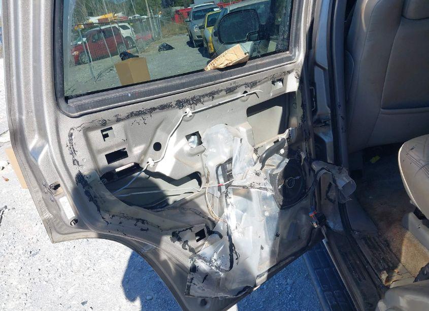 Photo 6 of 2001 Chevrolet Tahoe LT (VIN 1GNEC13T91J146277)