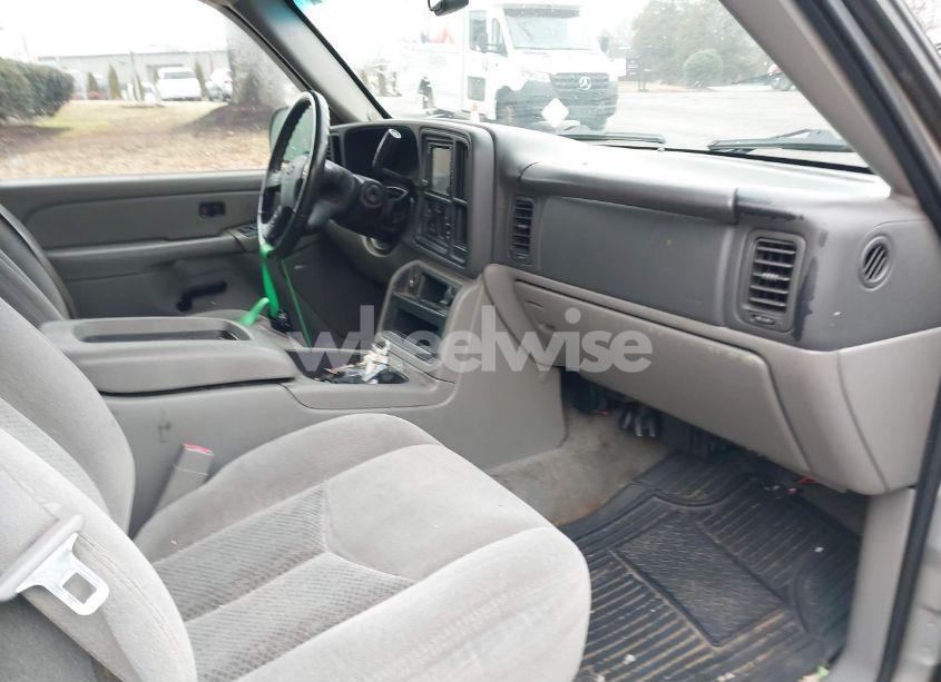 Photo 5 of 2005 Chevrolet Tahoe LS (VIN 1GNEC13T95J112121)