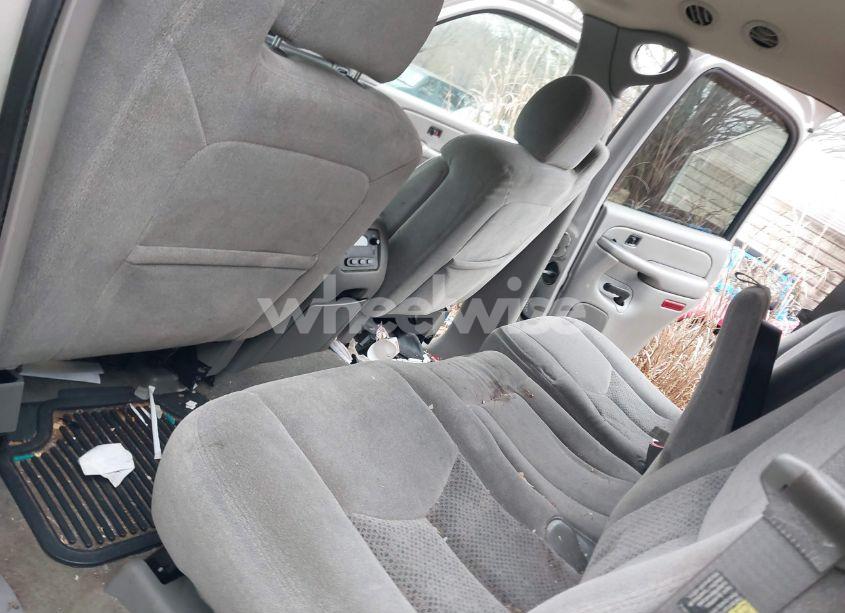 Photo 8 of 2005 Chevrolet Tahoe LS (VIN 1GNEC13T95J112121)