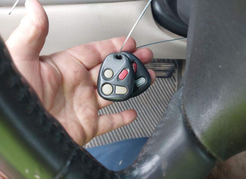 Photo 11 of 2001 Chevrolet Tahoe LS (VIN 1GNEC13TX1R204818)