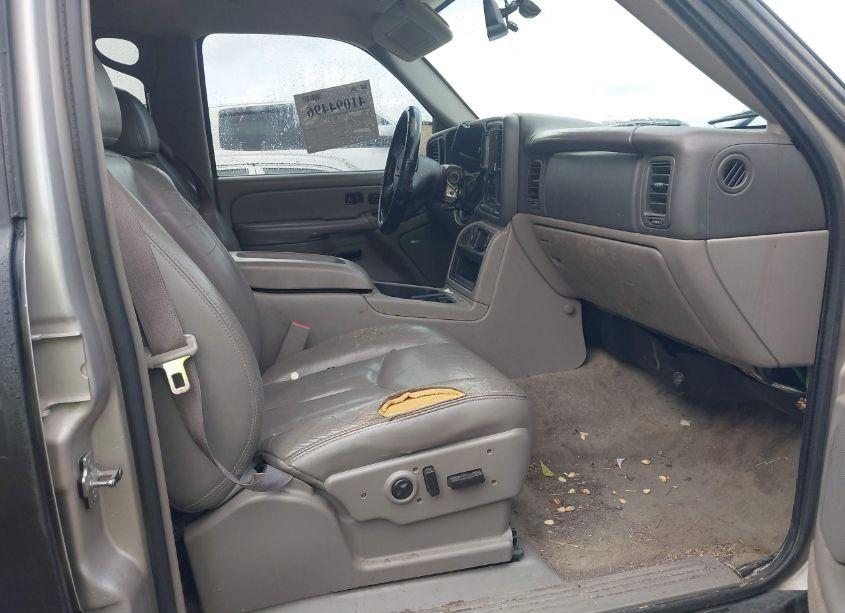 Photo 5 of 2004 Chevrolet Tahoe LT (VIN 1GNEC13TX4J123806)