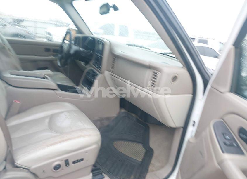 Photo 5 of 2005 Chevrolet Tahoe LT (VIN 1GNEC13TX5R272333)