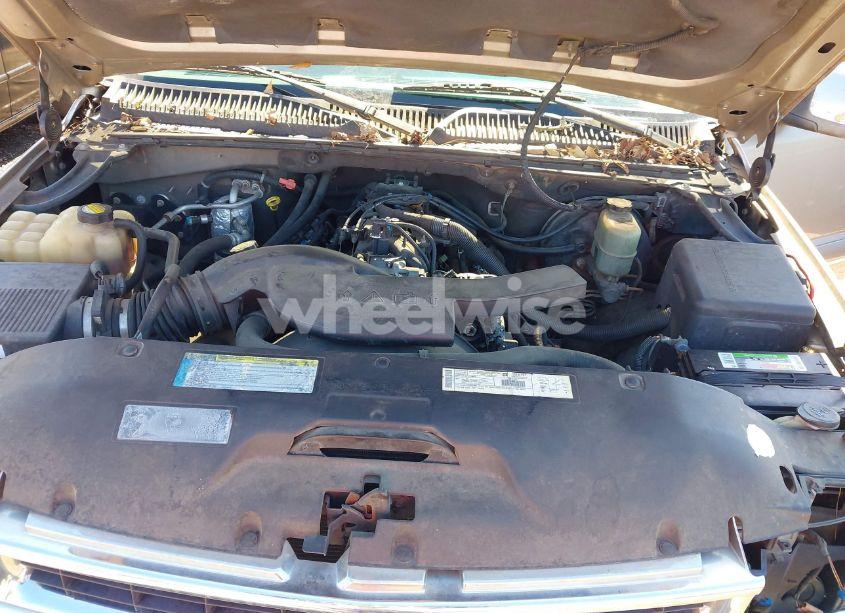 Photo 10 of 2001 Chevrolet Tahoe (VIN 1GNEC13V01J292097)