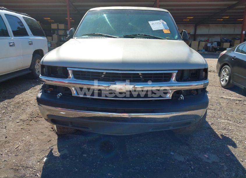 Photo 6 of 2001 Chevrolet Tahoe (VIN 1GNEC13V01J292097)
