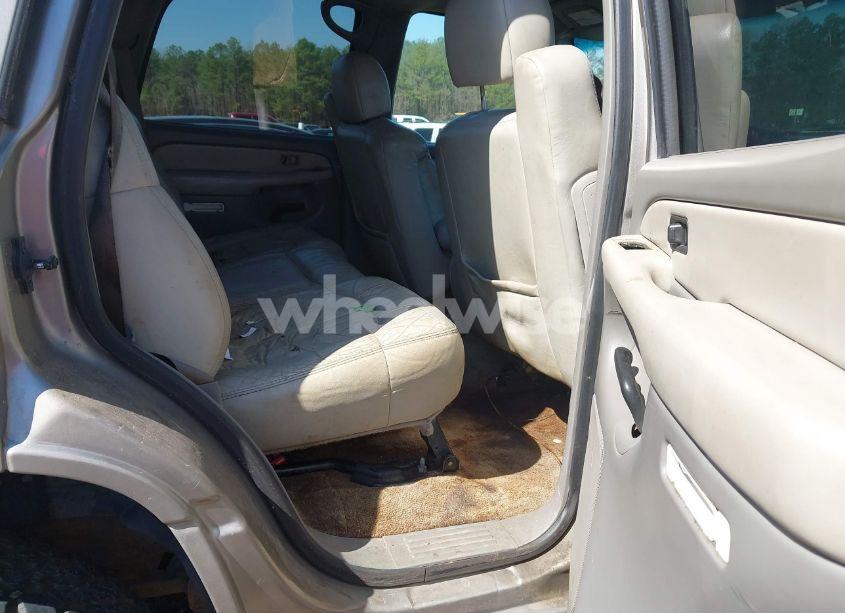 Photo 8 of 2001 Chevrolet Tahoe (VIN 1GNEC13V01J292097)