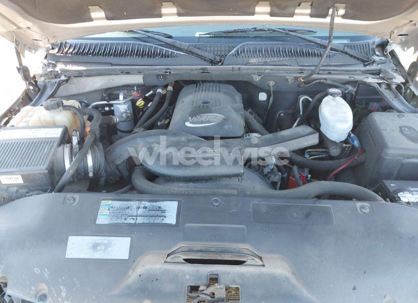 Photo 10 of 2004 Chevrolet Tahoe LS (VIN 1GNEC13V04J328116)