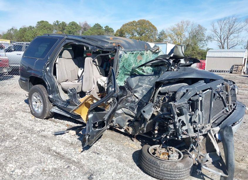 2004 Chevrolet Tahoe LS (VIN 1GNEC13V04R215459) main photo