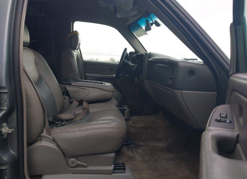 Photo 5 of 2005 Chevrolet Tahoe LS (VIN 1GNEC13V05R262542)