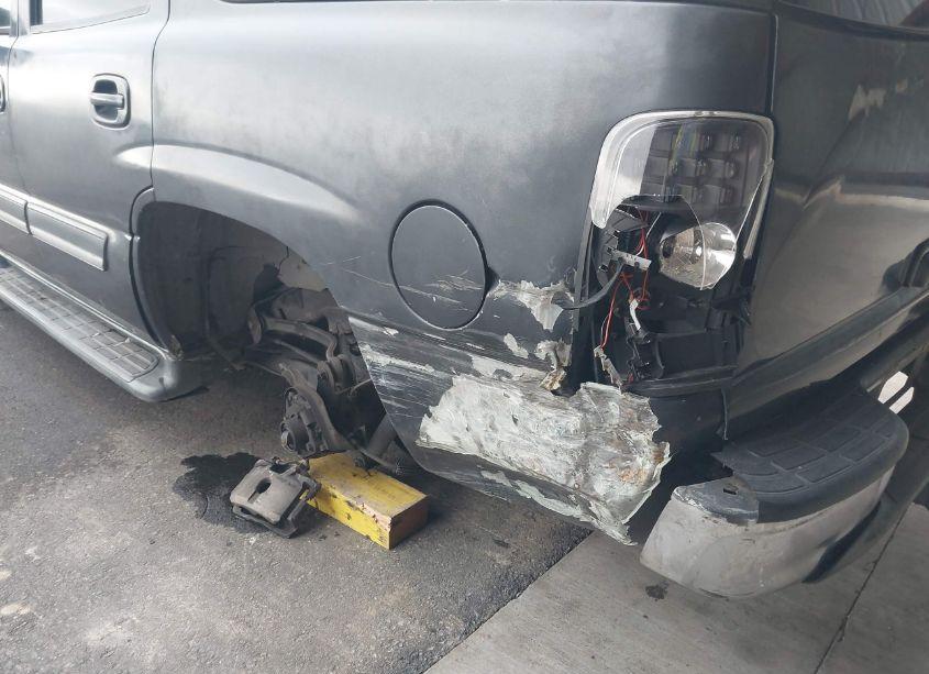 Photo 6 of 2005 Chevrolet Tahoe LS (VIN 1GNEC13V05R262542)