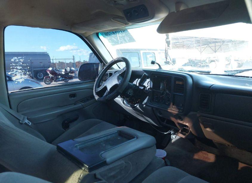 Photo 5 of 2005 Chevrolet Tahoe LS (VIN 1GNEC13V15R241828)