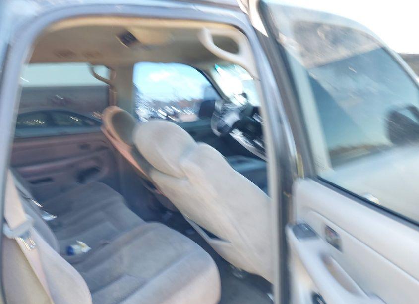 Photo 8 of 2005 Chevrolet Tahoe LS (VIN 1GNEC13V15R241828)