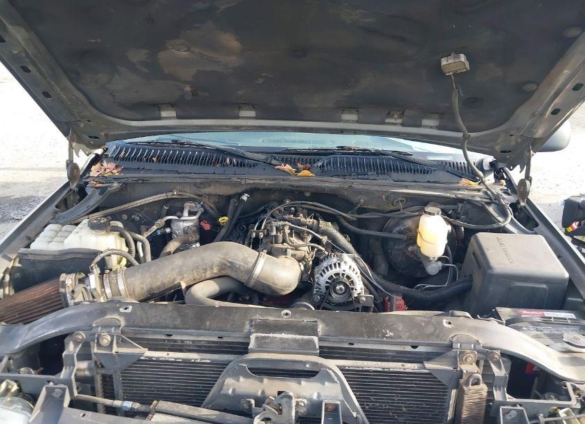 Photo 10 of 2001 Chevrolet Tahoe (VIN 1GNEC13V21J213707)