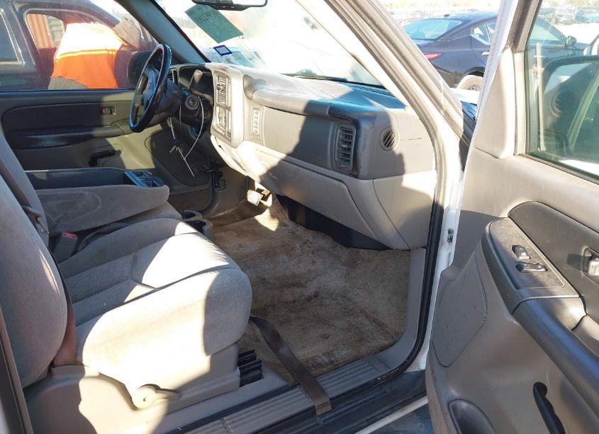 Photo 5 of 2003 Chevrolet Tahoe LS (VIN 1GNEC13V23R270283)