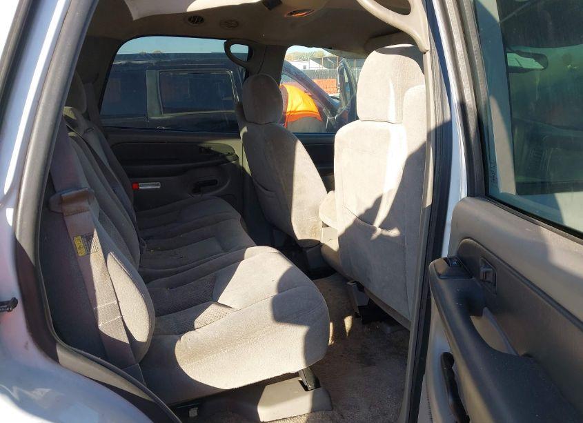 Photo 8 of 2003 Chevrolet Tahoe LS (VIN 1GNEC13V23R270283)