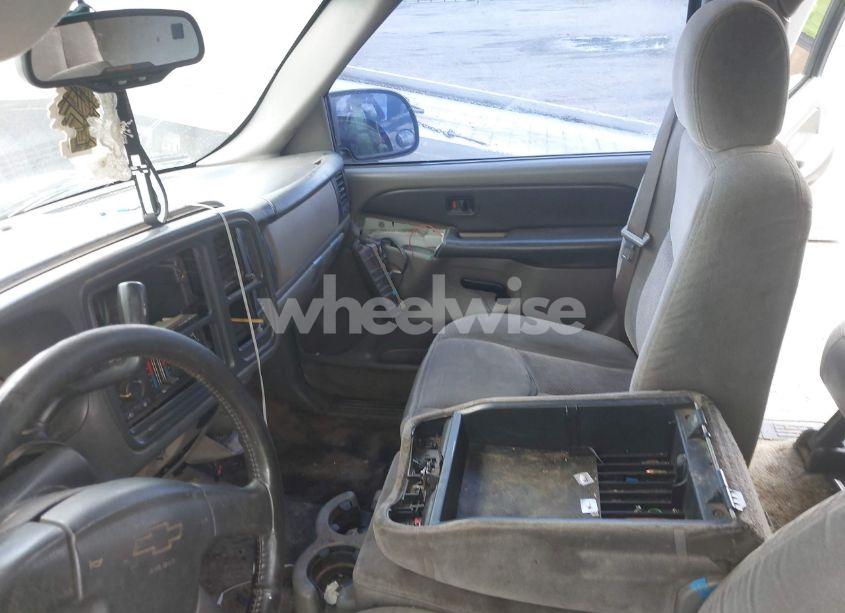 Photo 5 of 2003 Chevrolet Tahoe LS (VIN 1GNEC13V23R317327)