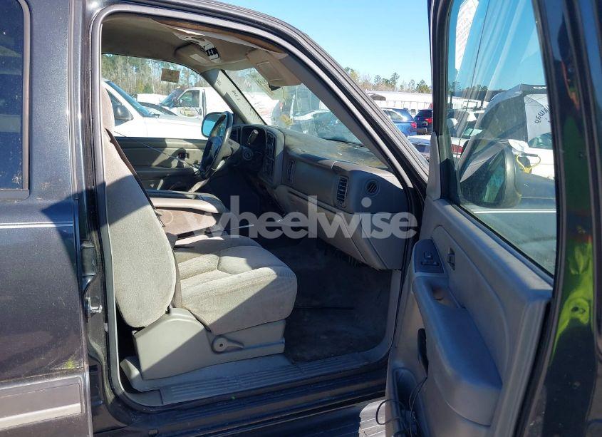 Photo 5 of 2004 Chevrolet Tahoe LS (VIN 1GNEC13V24R321914)