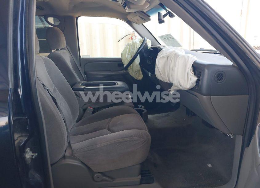 Photo 5 of 2005 Chevrolet Tahoe LS (VIN 1GNEC13V25R164239)