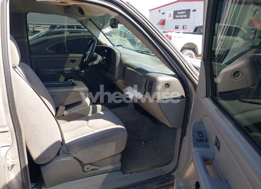 Photo 5 of 2005 Chevrolet Tahoe LS (VIN 1GNEC13V25R270657)