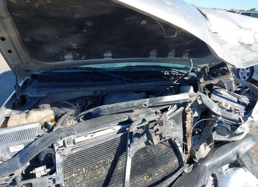 Photo 10 of 2005 Chevrolet Tahoe LS (VIN 1GNEC13V35R101425)