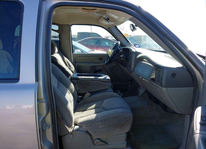 Photo 5 of 2005 Chevrolet Tahoe LS (VIN 1GNEC13V35R101425)