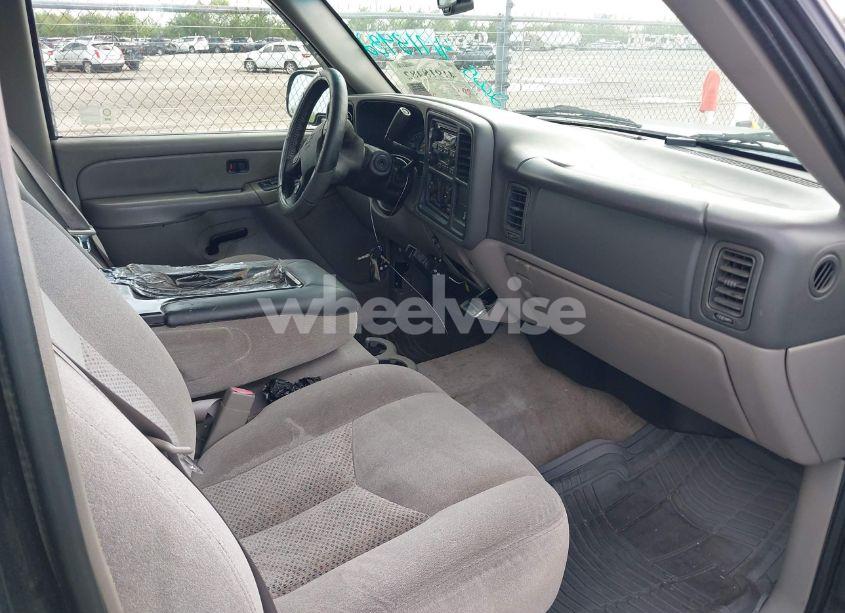 Photo 5 of 2005 Chevrolet Tahoe LS (VIN 1GNEC13V35R263104)